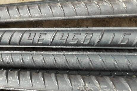 鋼筋吊牌上的重量和支數(shù)是什么意思？鋼筋上面的字母和數(shù)字是什么意思？